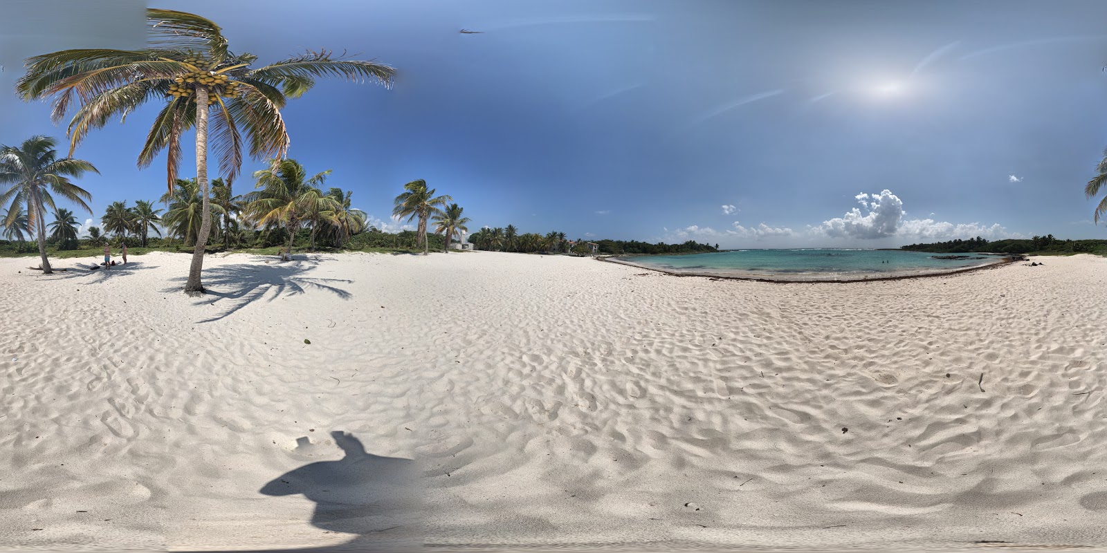 Photo of Akumal bay beach with partly clean level of cleanliness