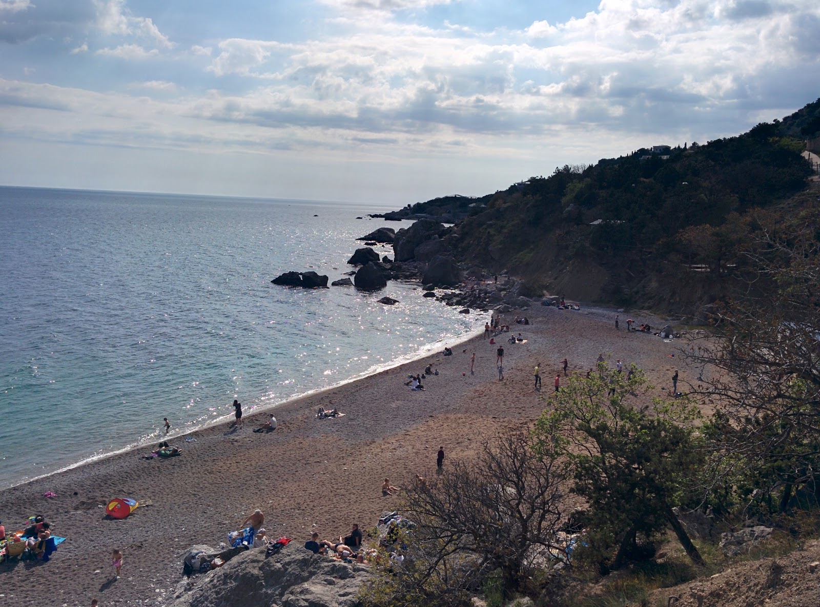 Foto di Lazurnyy Batiliman sorretto da scogliere