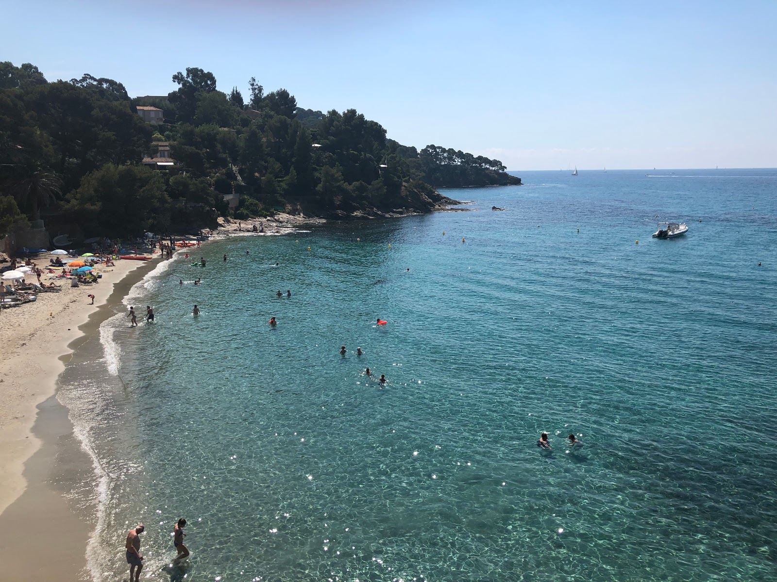 Fotografie cu Rayol beach cu nivelul de curățenie in medie