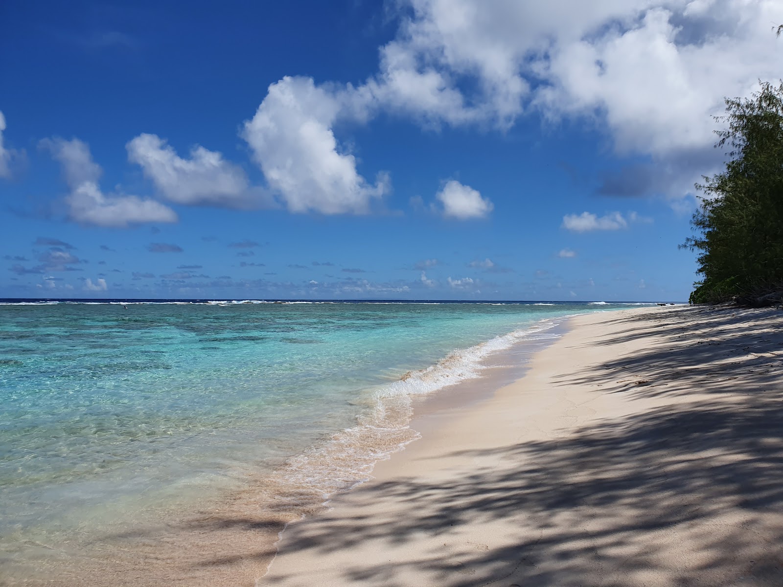 Fotografie cu Ritidian Beach sprijinit de stânci