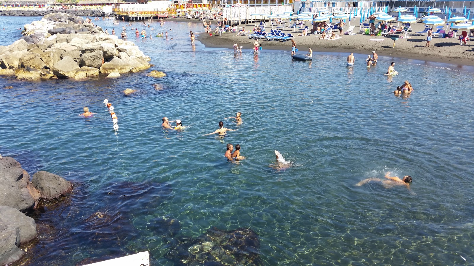 Foto van Spiaggia di via Calastro met grijs zand oppervlakte