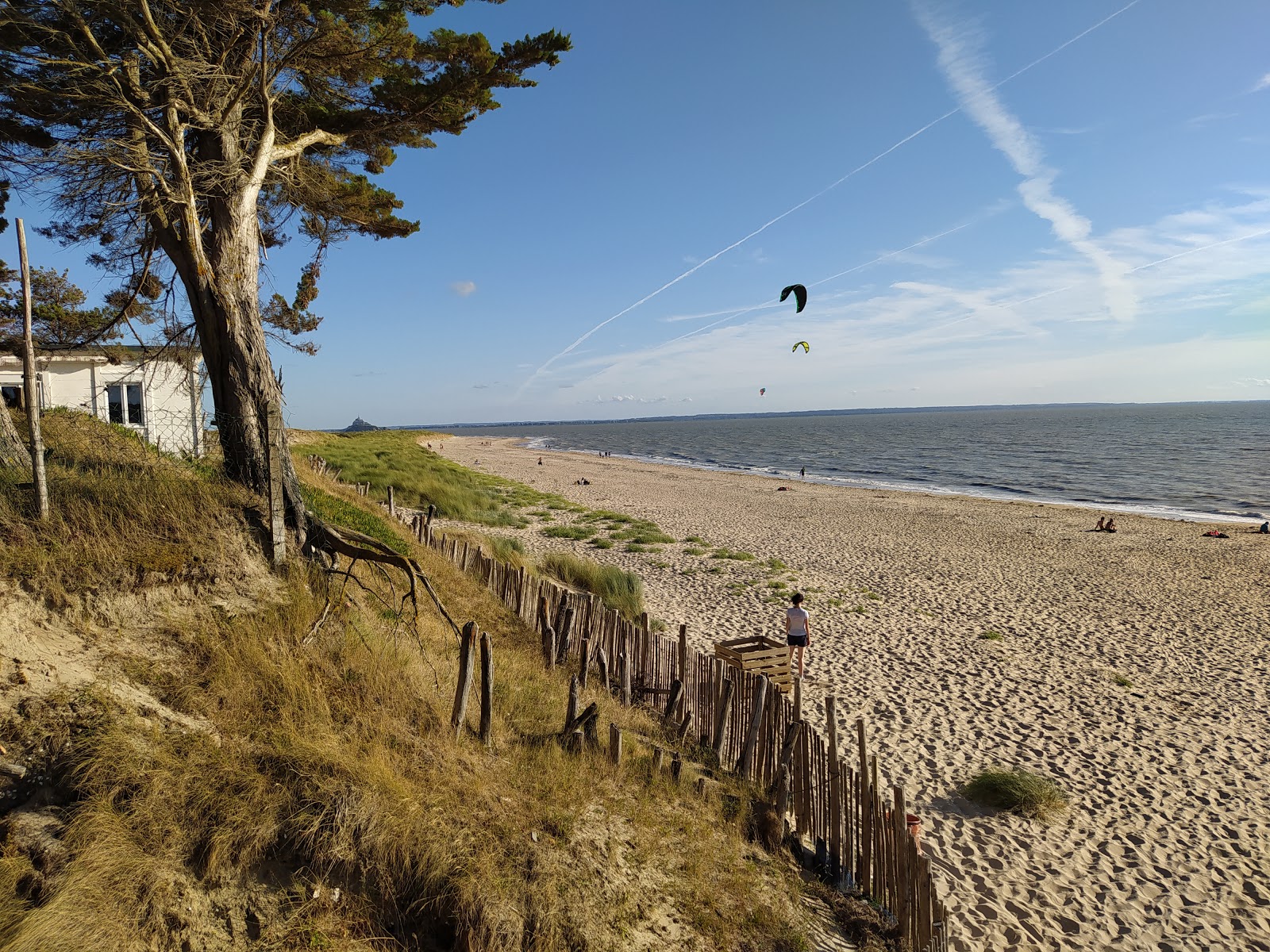 Foto von Plage Dragey-Ronthon mit türkisfarbenes wasser Oberfläche