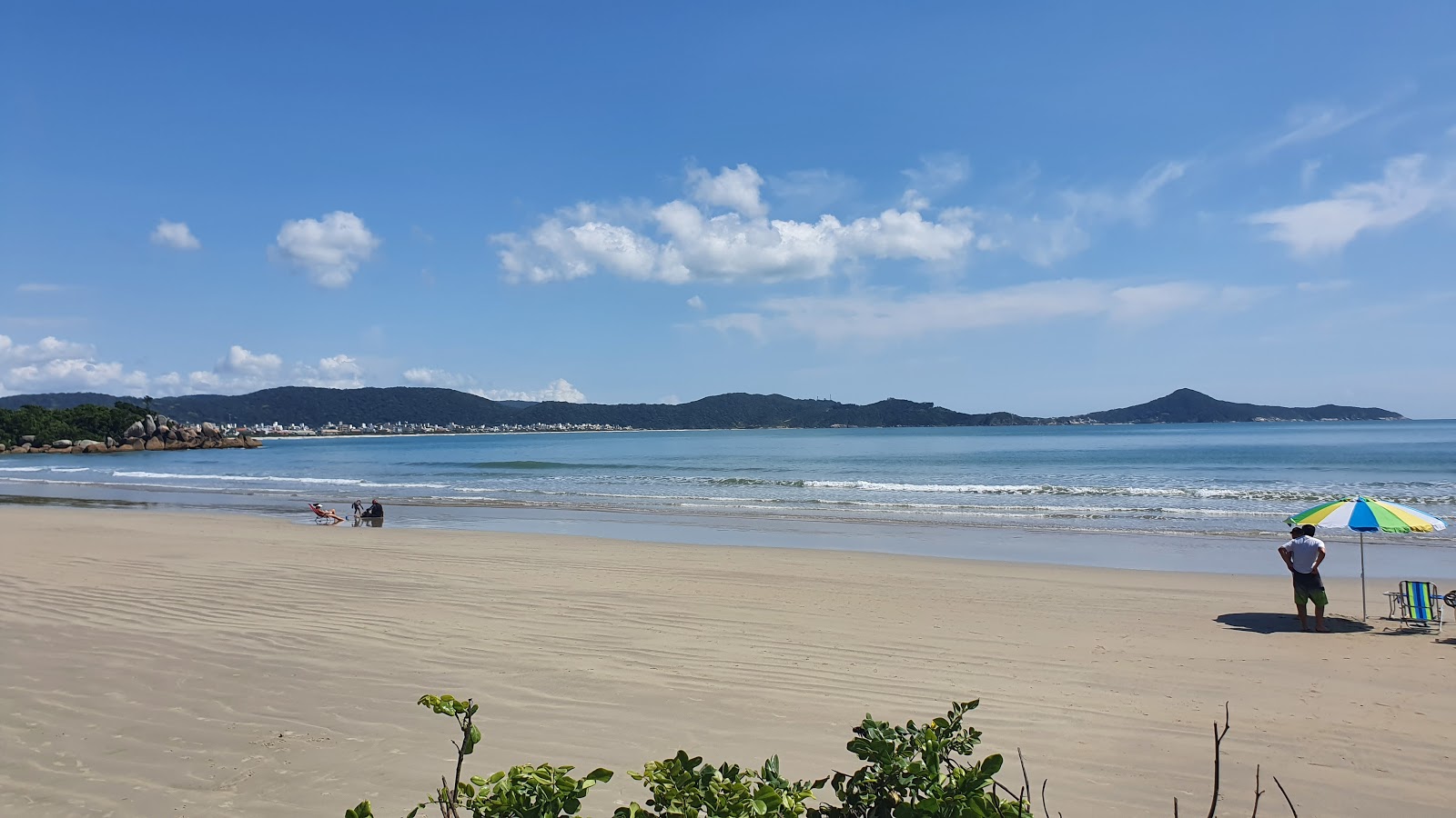 Foto von Praia do Conceicao von Klippen umgeben