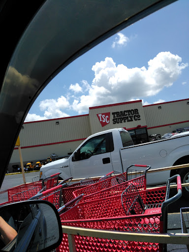 Home Improvement Store «Tractor Supply Co.», reviews and photos, 2028 N Locust Ave, Lawrenceburg, TN 38464, USA