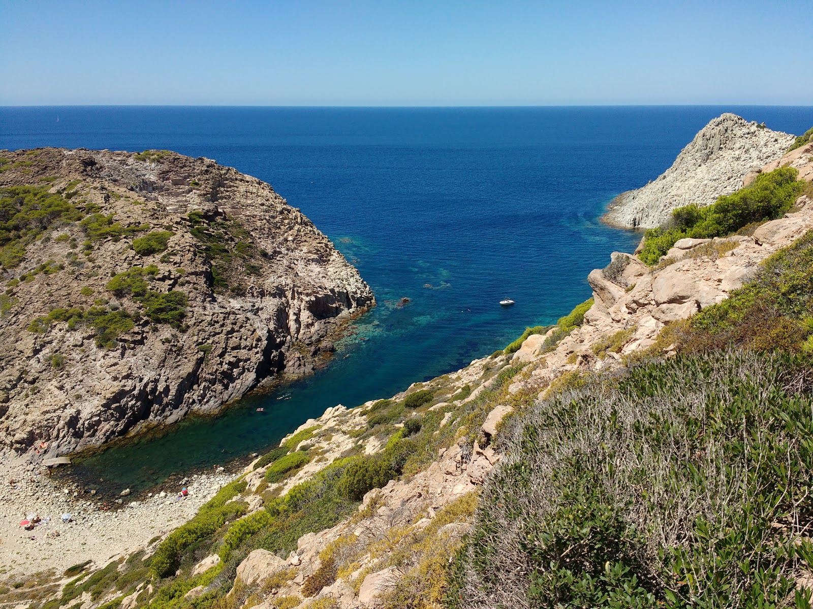 Fotografie cu Cala Fico beach cu o suprafață de pietre