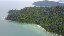 Coral Beach'in fotoğrafı dağlarla çevrili