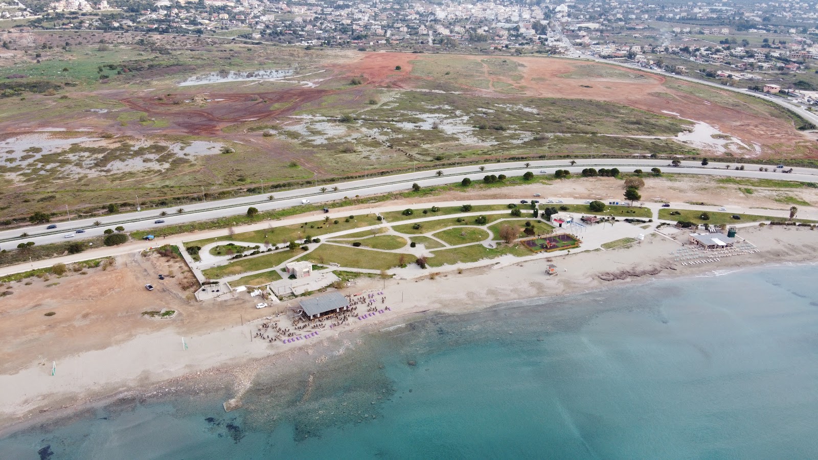 Photo de Paralia Anavissou avec l'eau vert clair de surface