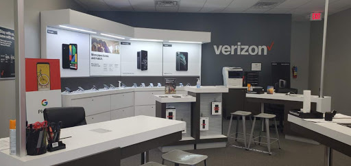 Cell Phone Store «Russell Cellular, Verizon Authorized Retailer», reviews and photos, 1095 Beltline Rd Unit 200, Collinsville, IL 62234, USA