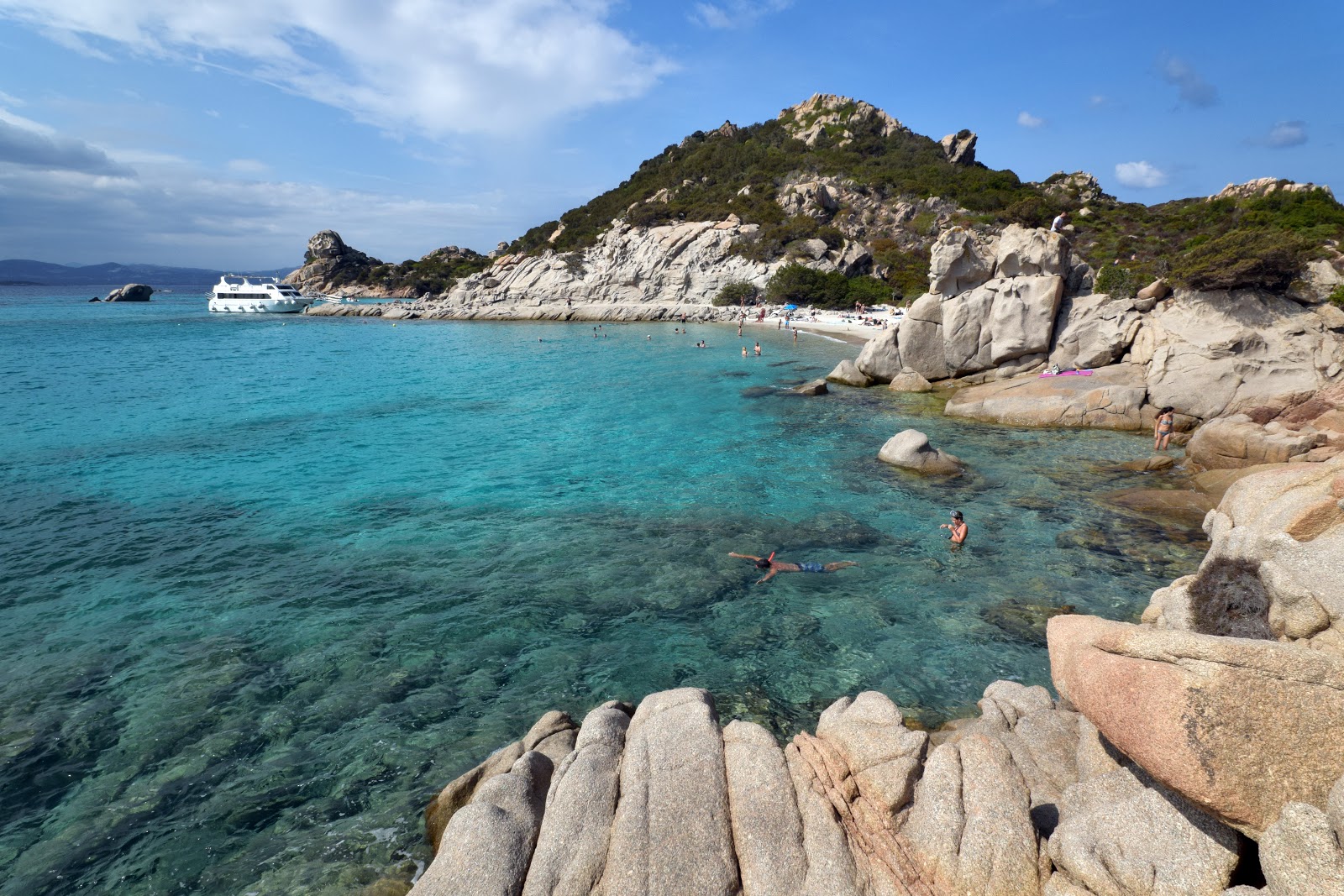 Foto van Strand van Spargi La Maddalena met helder fijn zand oppervlakte