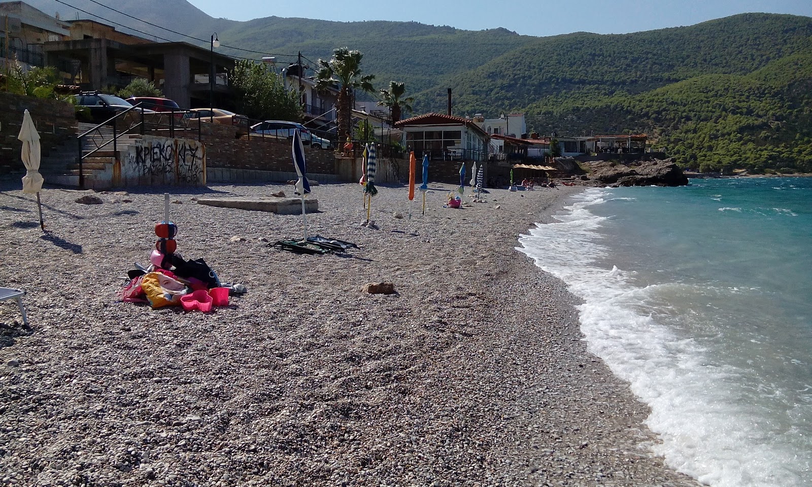 Foto von Porto Germeno Strand umgeben von Bergen
