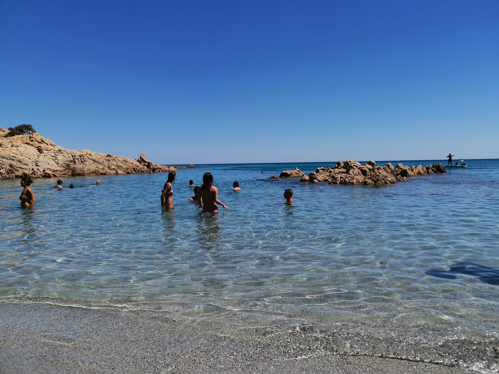 Valokuva Spiaggia Di Cala Liberottoista. ja asutus