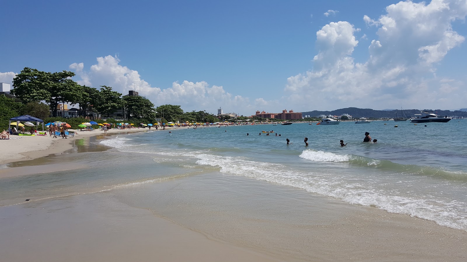 Foto van Praia de Jurere met recht en lang