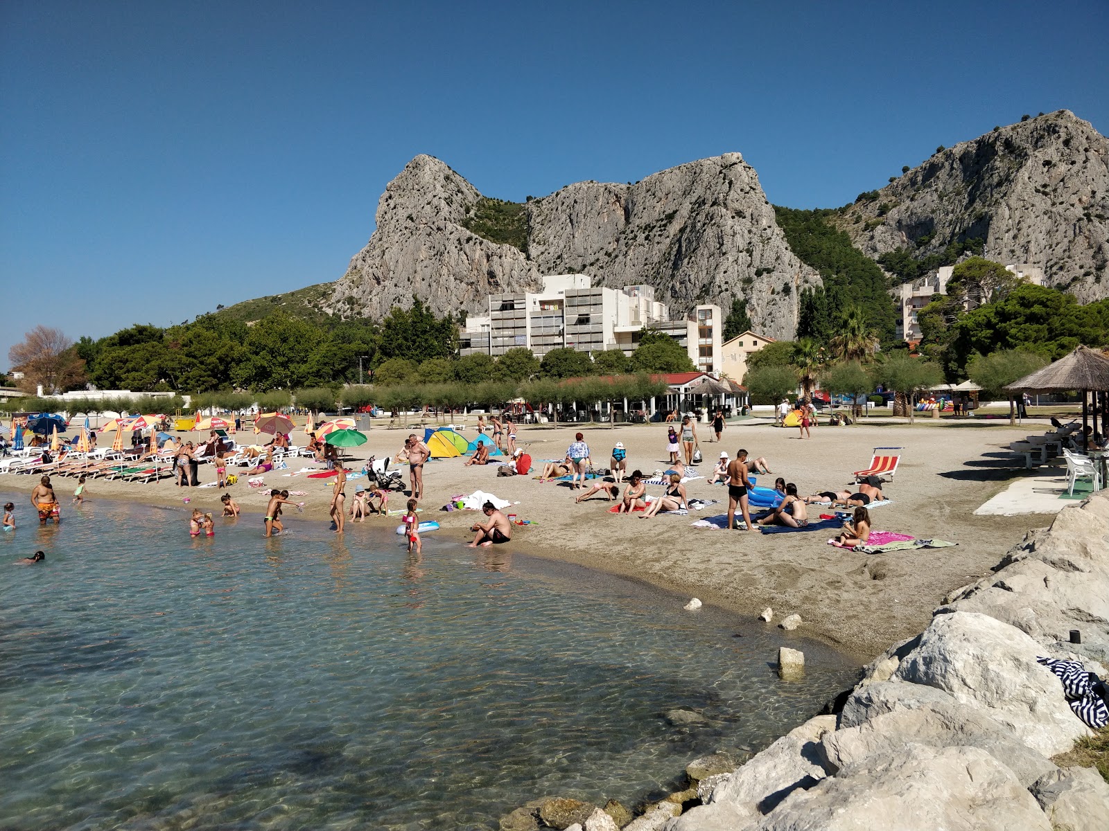 Foto av Omis beach - populär plats bland avkopplingskännare