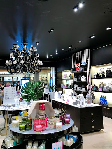 Fashion Accessories Store «Henri Bendel», reviews and photos, 845 N Michigan Ave, Chicago, IL 60611, USA