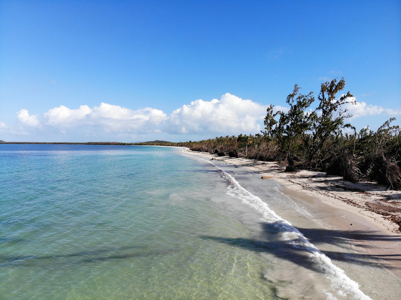 Photo de Playa Medio Mundo avec sable lumineux de surface