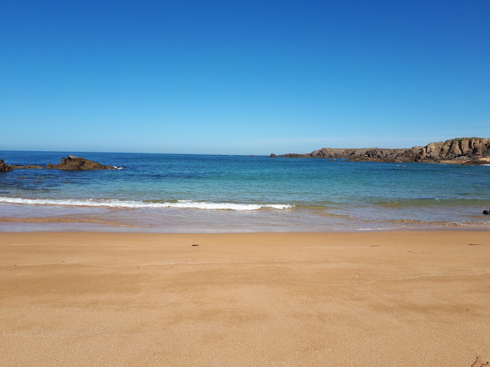 Plage des Sables Rouis'in fotoğrafı geniş bir kıyı şeridi ile birlikte