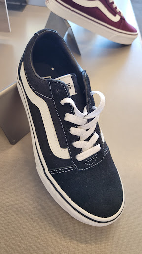 Shoe Store «DSW Designer Shoe Warehouse», reviews and photos, 23171 W Outer Dr, Allen Park, MI 48101, USA