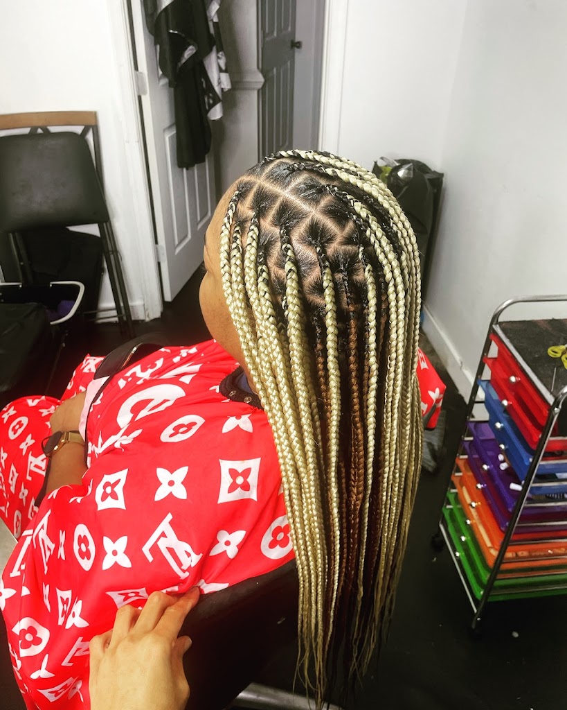 Beauty & Braid Lounge 23666