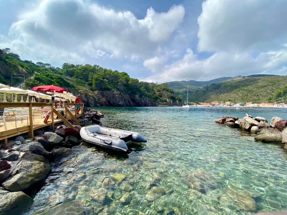 Spiaggia Cala la Grotta'in fotoğrafı dağlarla çevrili