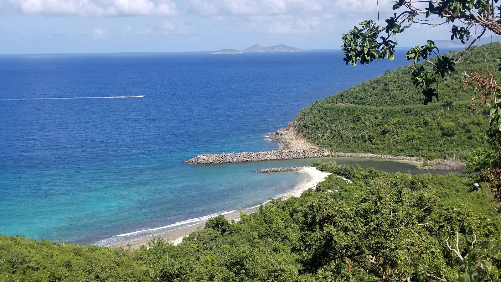 Foto di Mandahl Bay beach con molto pulito livello di pulizia