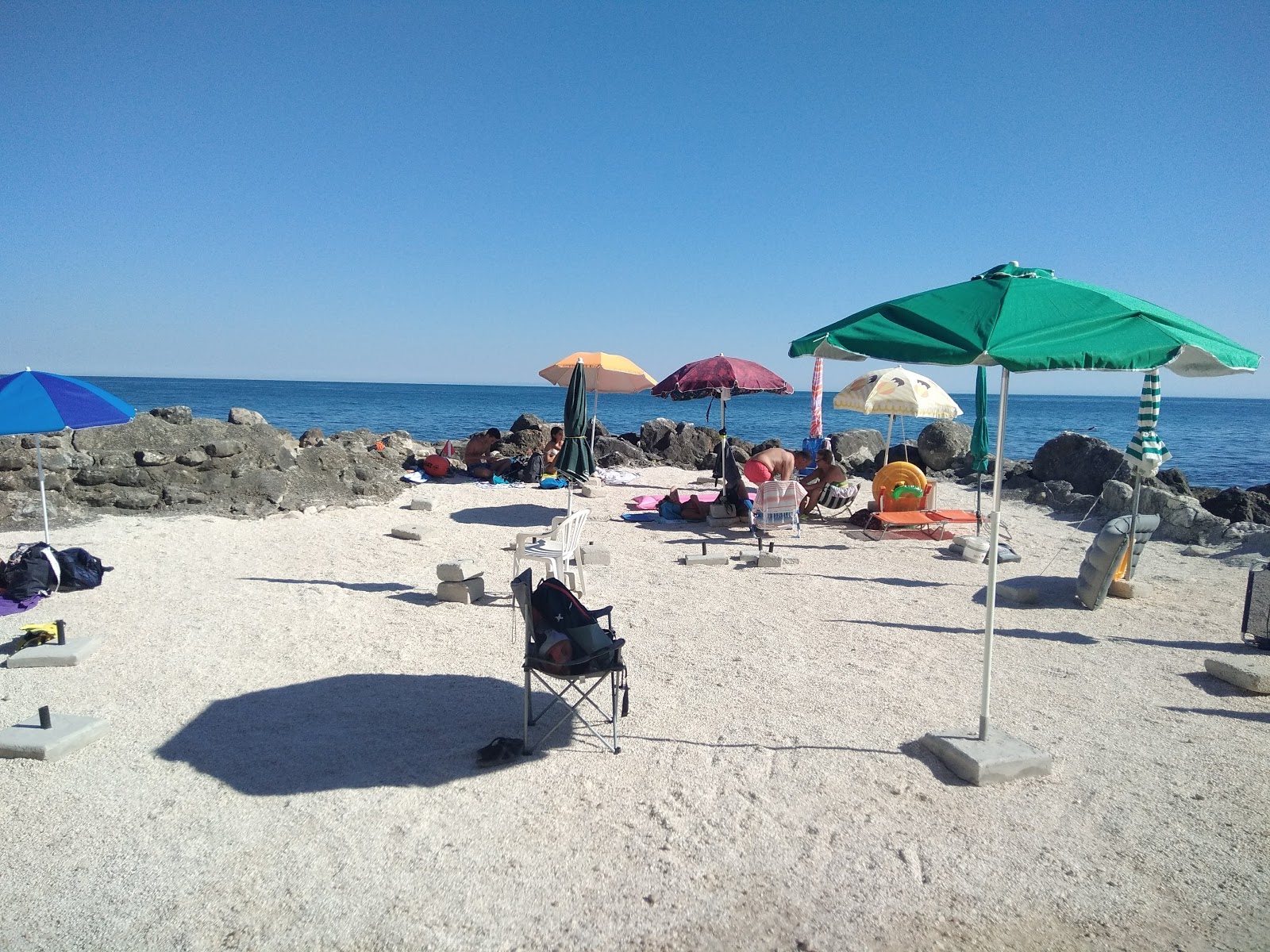 Spiaggia Grotte dell'Acqua Azzurra'in fotoğrafı dağlarla çevrili