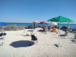 Spiaggia Grotte dell'Acqua Azzurra'in fotoğrafı dağlarla çevrili
