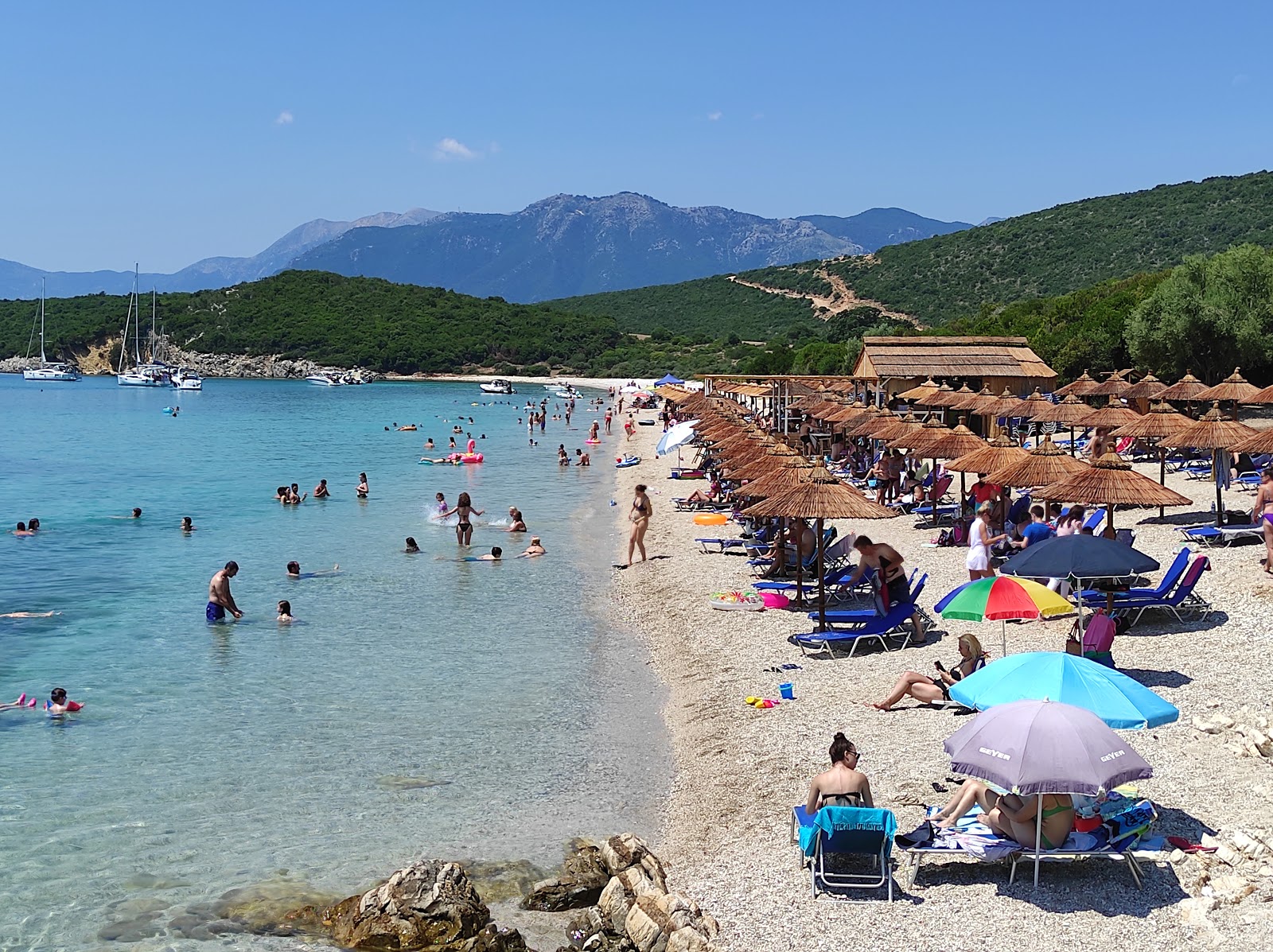 Foto di Spiaggia di Vathiavaly II con una superficie del piccoli ciottoli bianchi