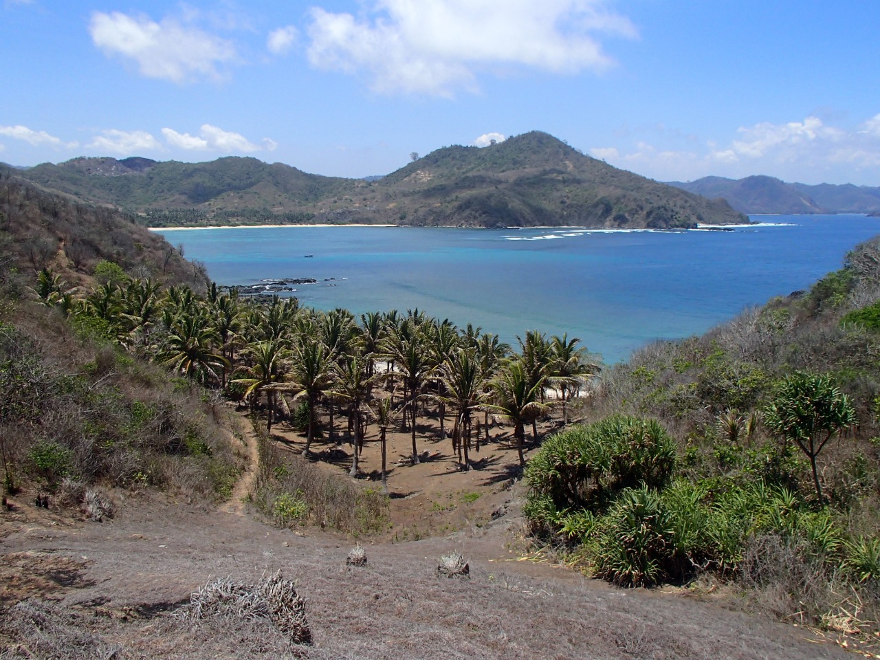 Foto von Panggang Beach mit türkisfarbenes wasser Oberfläche