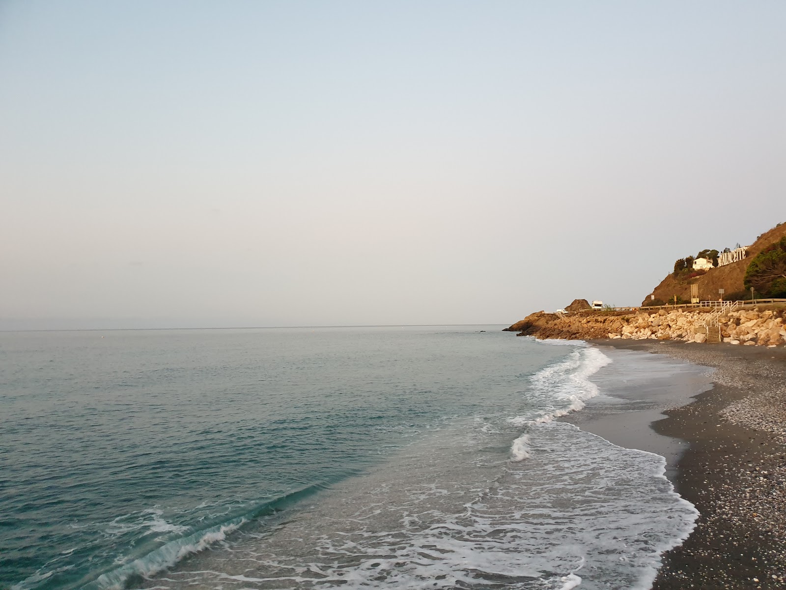 Foto von Mazagarrobo beach mit blaues wasser Oberfläche
