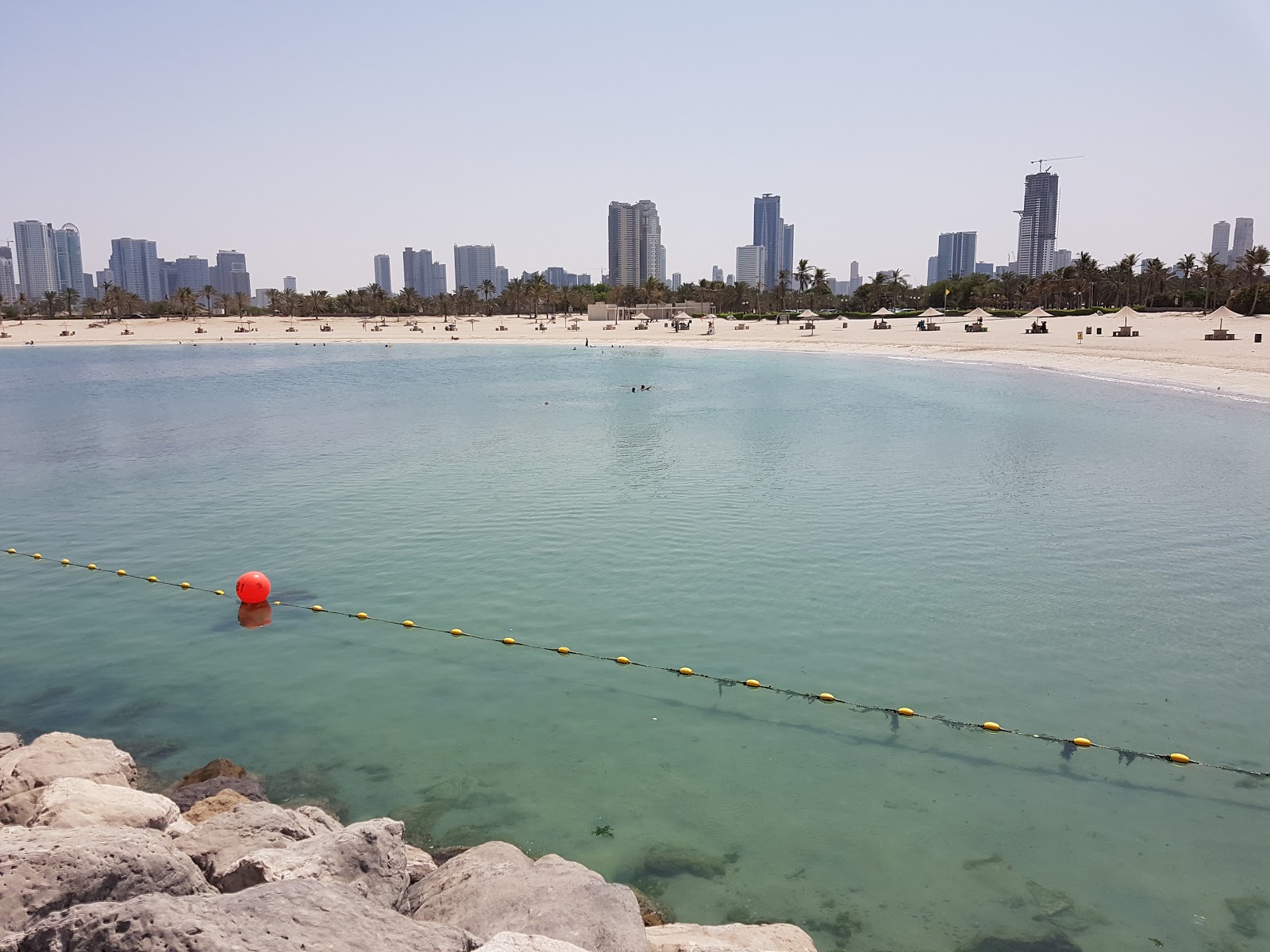 Foto av Al Mamzer Beach med hög nivå av renlighet