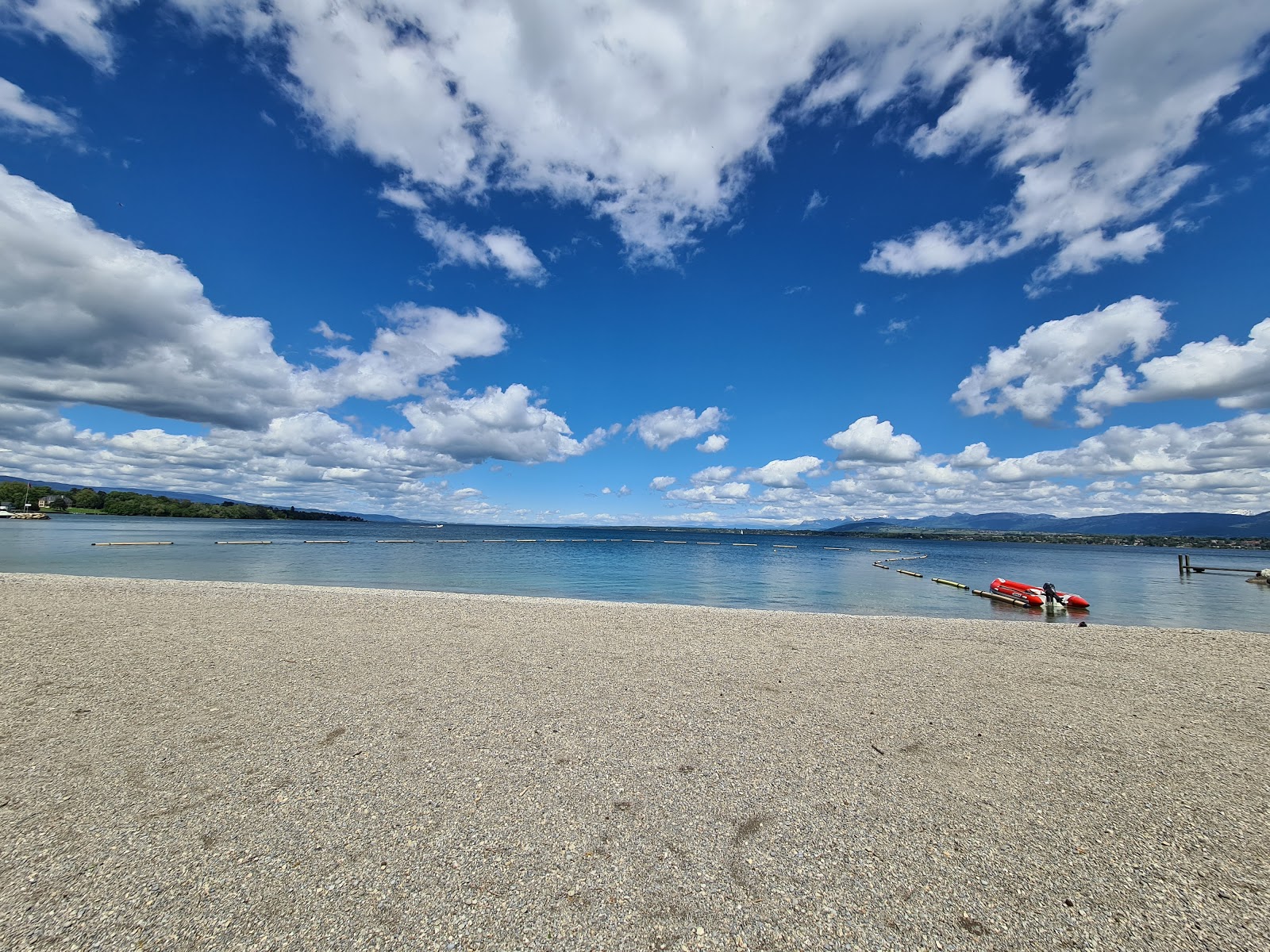 Foto von Plage de Versoix mit kleine, graue kiesel Oberfläche
