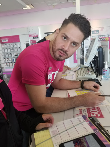 Cell Phone Store «T-Mobile», reviews and photos, 4390 I-30 Suite 100, Dallas, TX 75211, USA