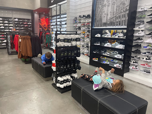 Shoe Store «Shoe Palace», reviews and photos, 8155 Camino Arroyo #13, Gilroy, CA 95020, USA