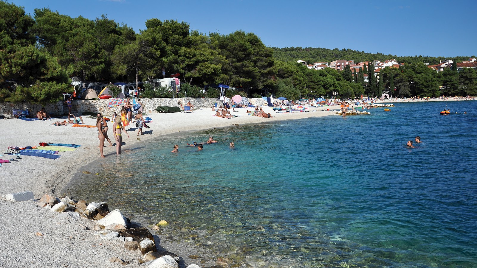 Okrug beach'in fotoğrafı birden fazla geniş koy ile birlikte