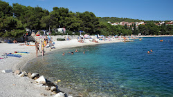 Okrug beach'in fotoğrafı birden fazla geniş koy ile birlikte