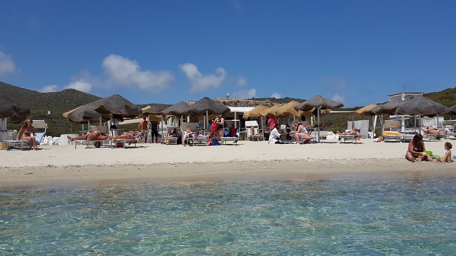 Foto van Spiaggia Cala Sassari ondersteund door kliffen