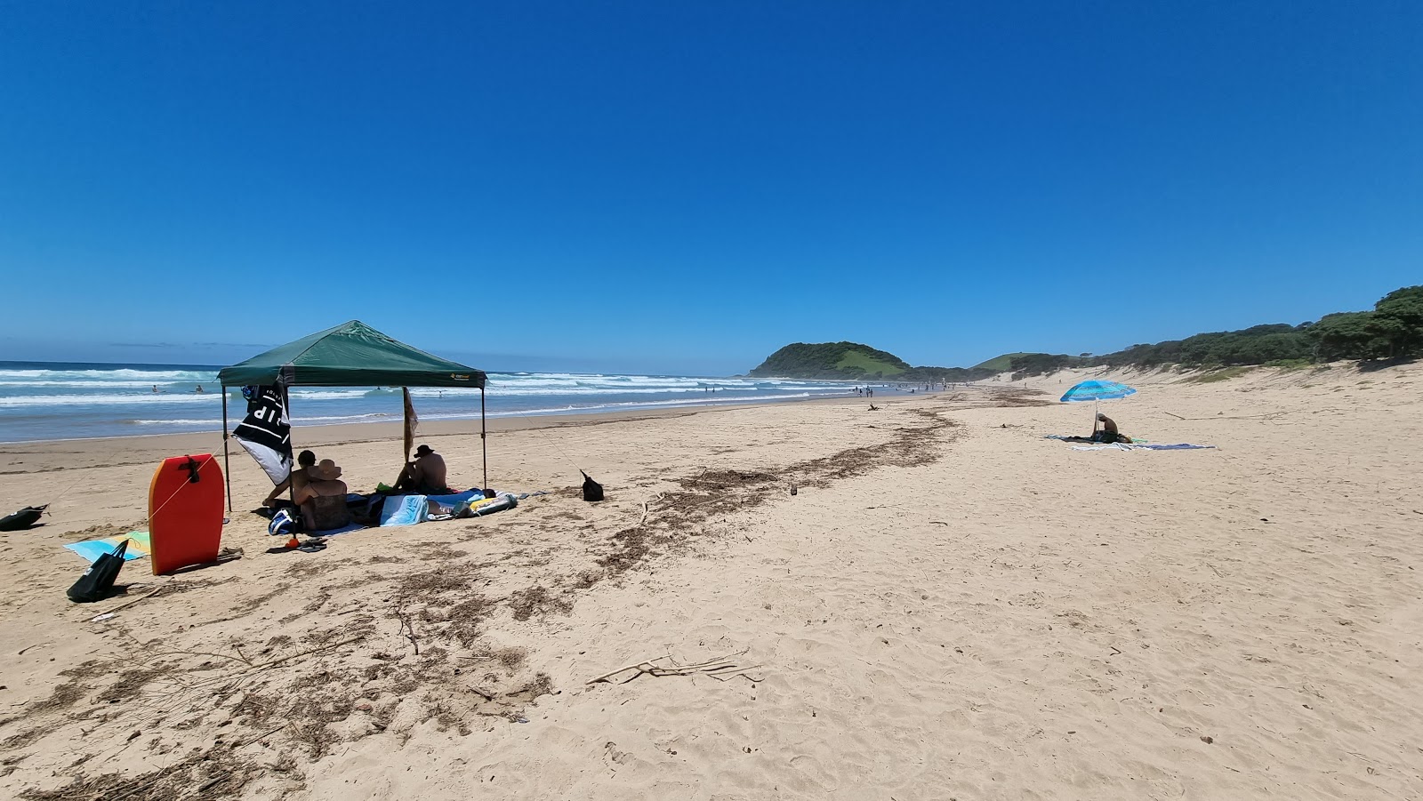 Foto de Nenga beach con agua cristalina superficie