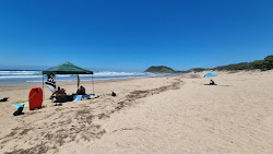 Nenga beach'in fotoğrafı uzun koy ile birlikte