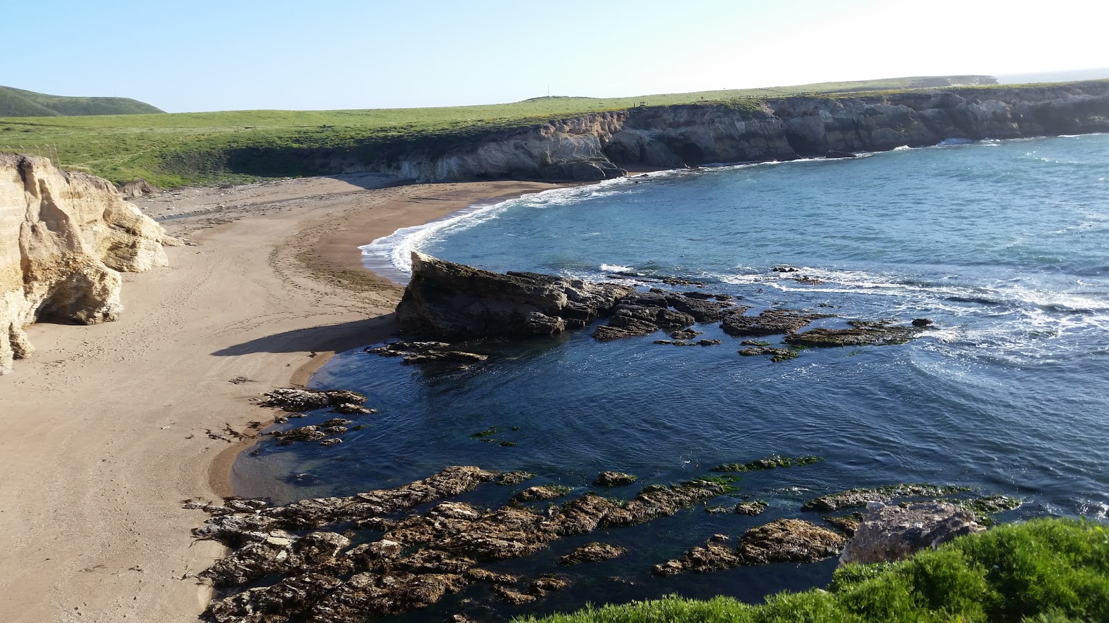 Photo of Corallina Cove Beach with light sand &  pebble surface