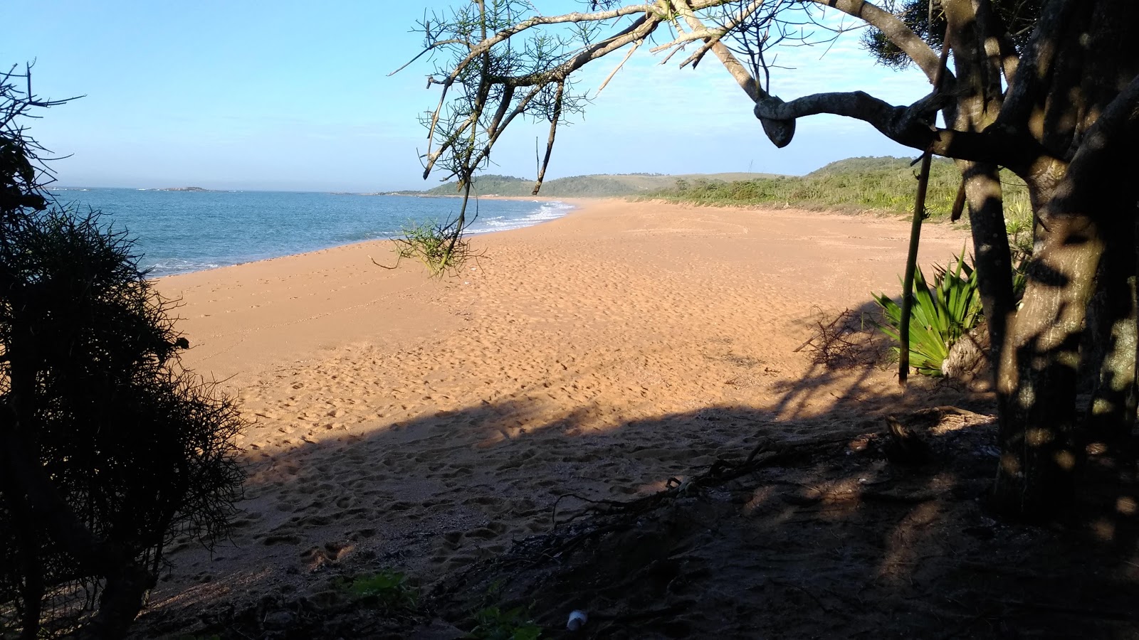 Valokuva Avelozin rantaista. pinnalla turkoosi puhdas vesi:n kanssa