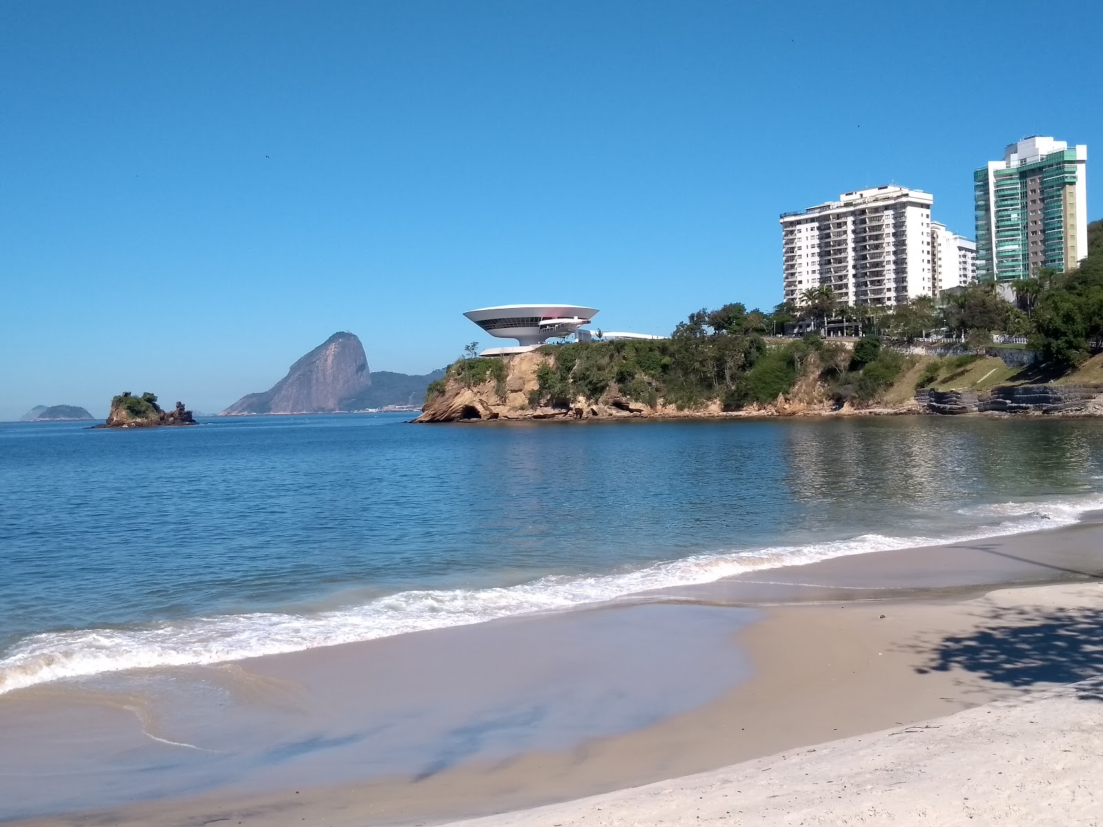 Praia das Flechas'in fotoğrafı dağlarla çevrili