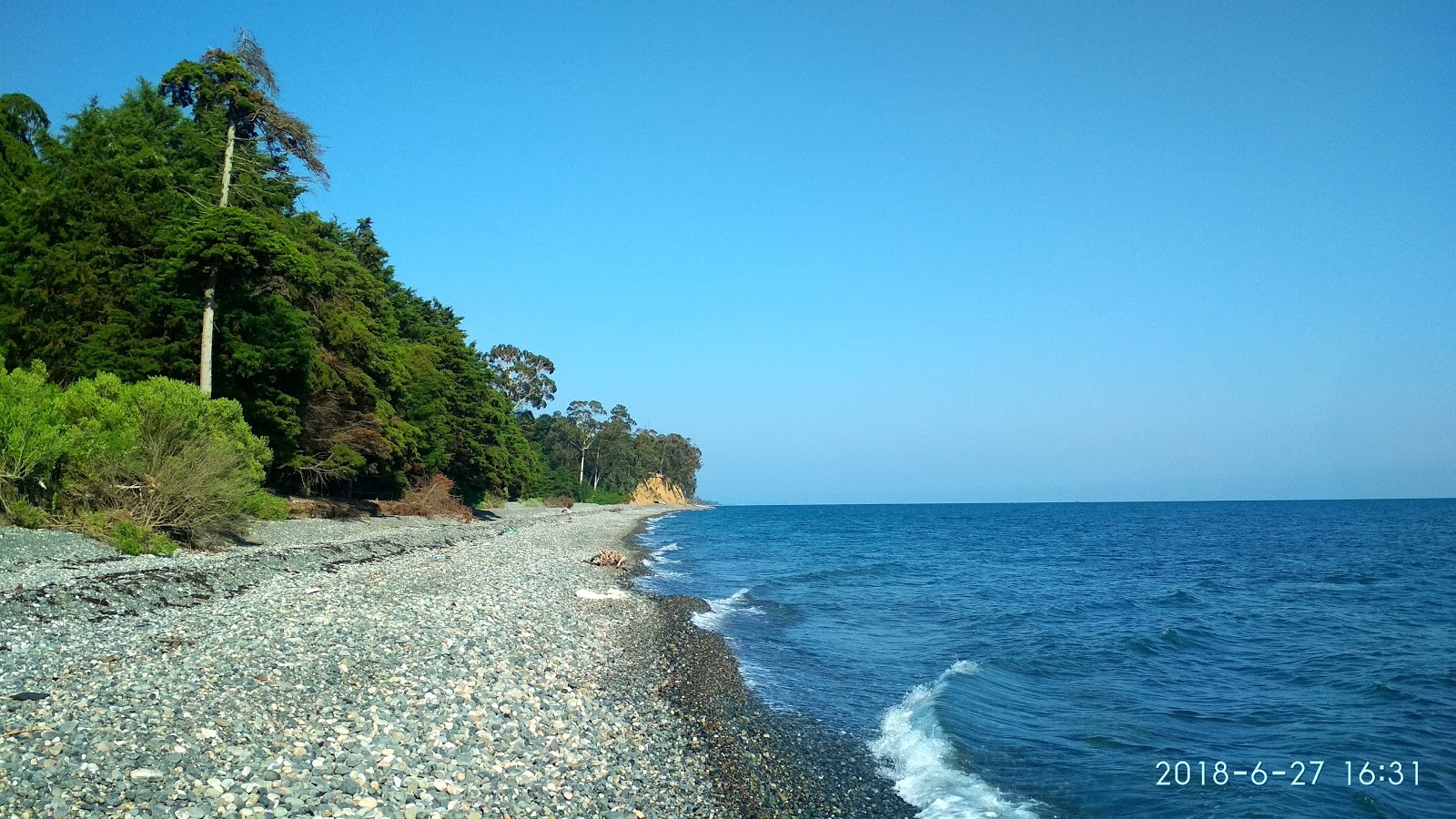 Φωτογραφία του Tskurgili beach με μπεζ βότσαλα επιφάνεια