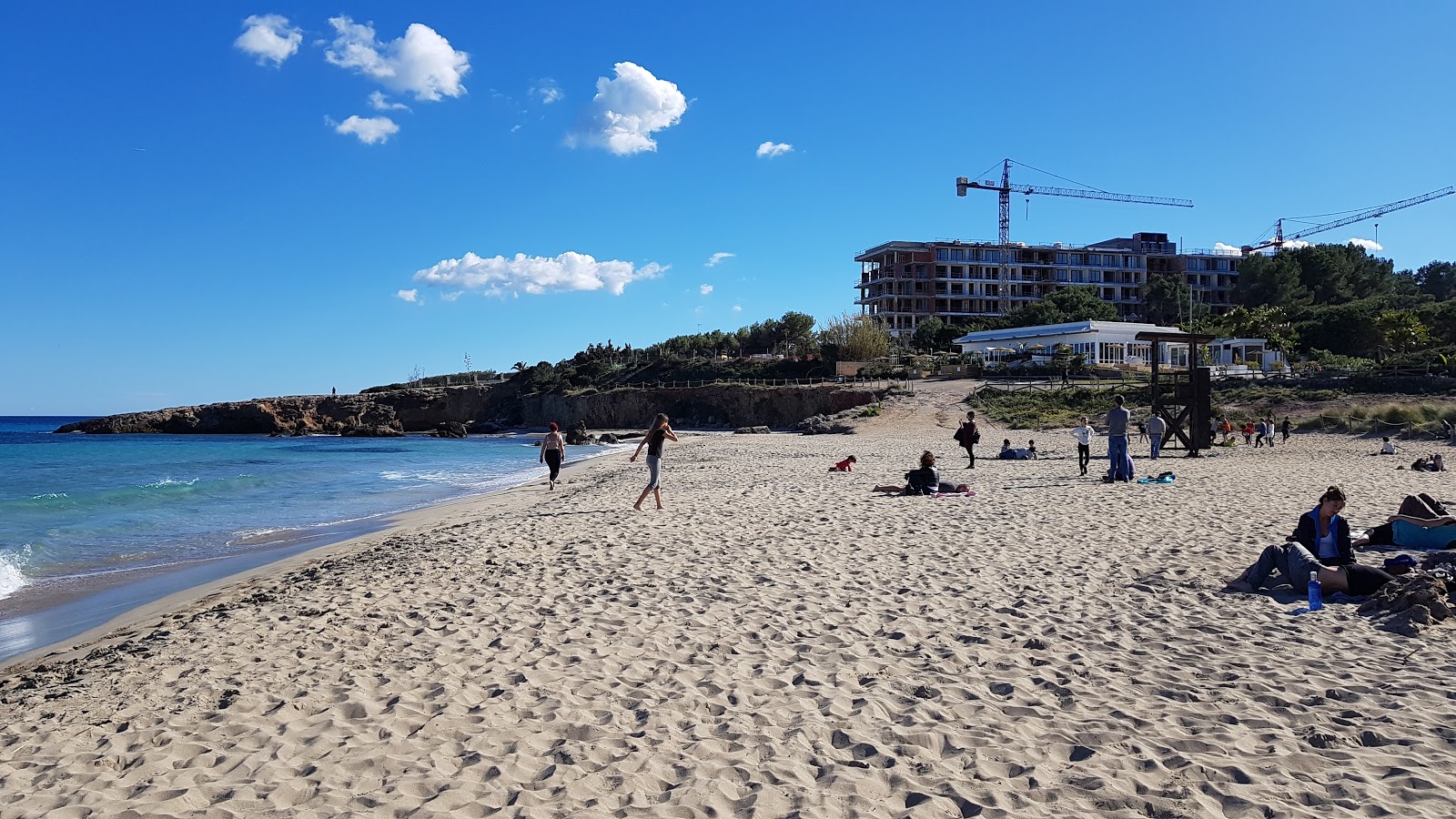 Fotografie cu Cala Nova Beach zonele de facilități