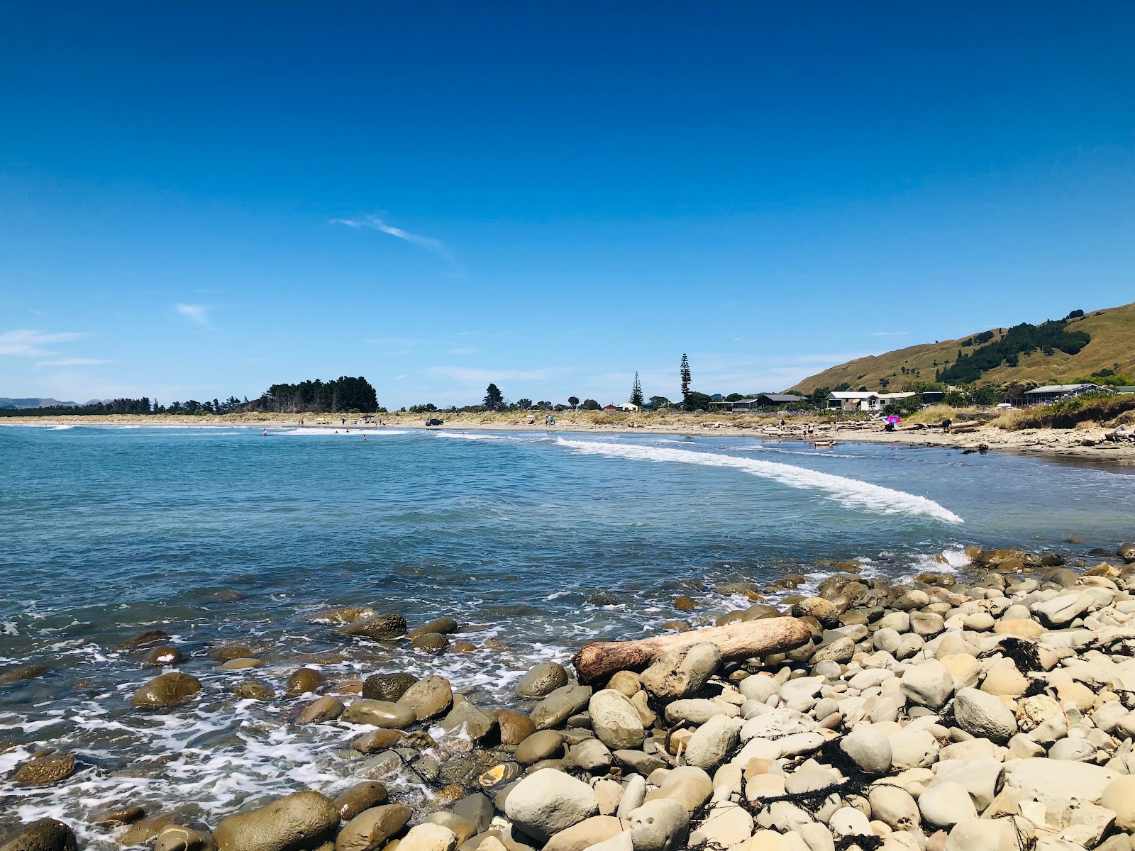 Mahanga Beach的照片 带有米色沙子表面