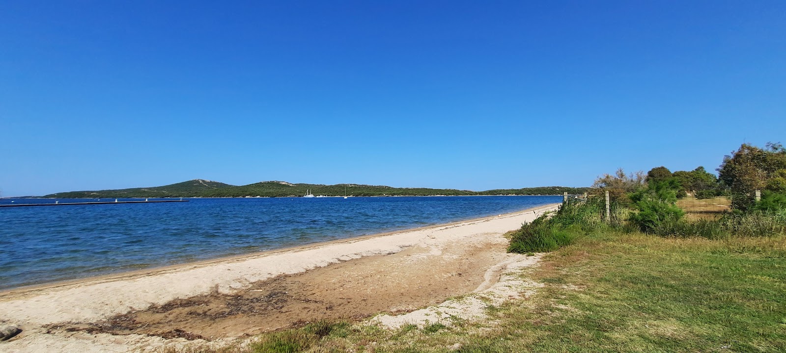 Fotografija Spiaggia di Porto Pozzo priljubljeno mesto med poznavalci sprostitve