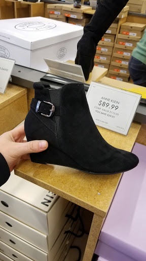 Shoe Store «DSW Designer Shoe Warehouse», reviews and photos, 25 Hazard Ave, Enfield, CT 06082, USA