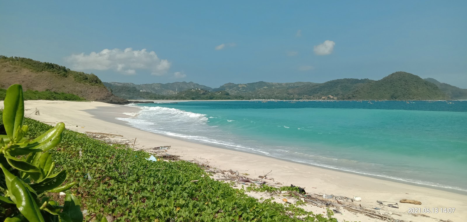 Foto von Tomang-Omang Beach mit türkisfarbenes wasser Oberfläche