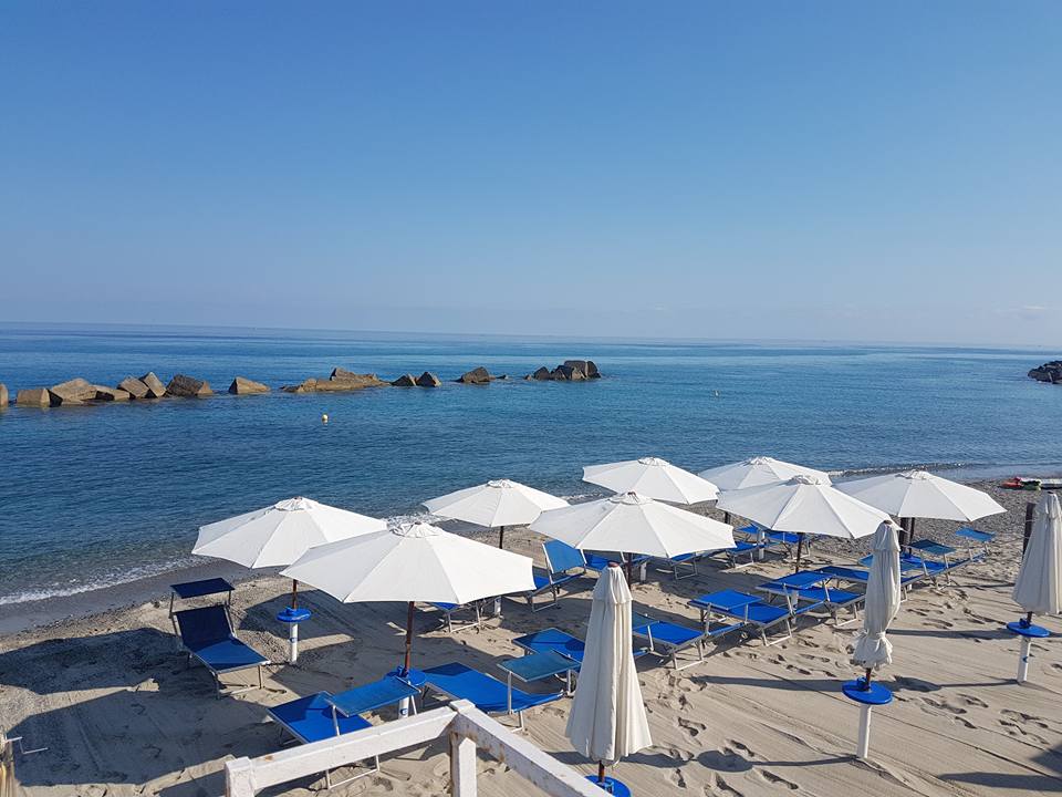 Rometta Marea beach'in fotoğrafı turkuaz saf su yüzey ile