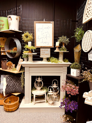 Antique Store «Logan Village Mall», reviews and photos, 977 Logan St, Noblesville, IN 46060, USA