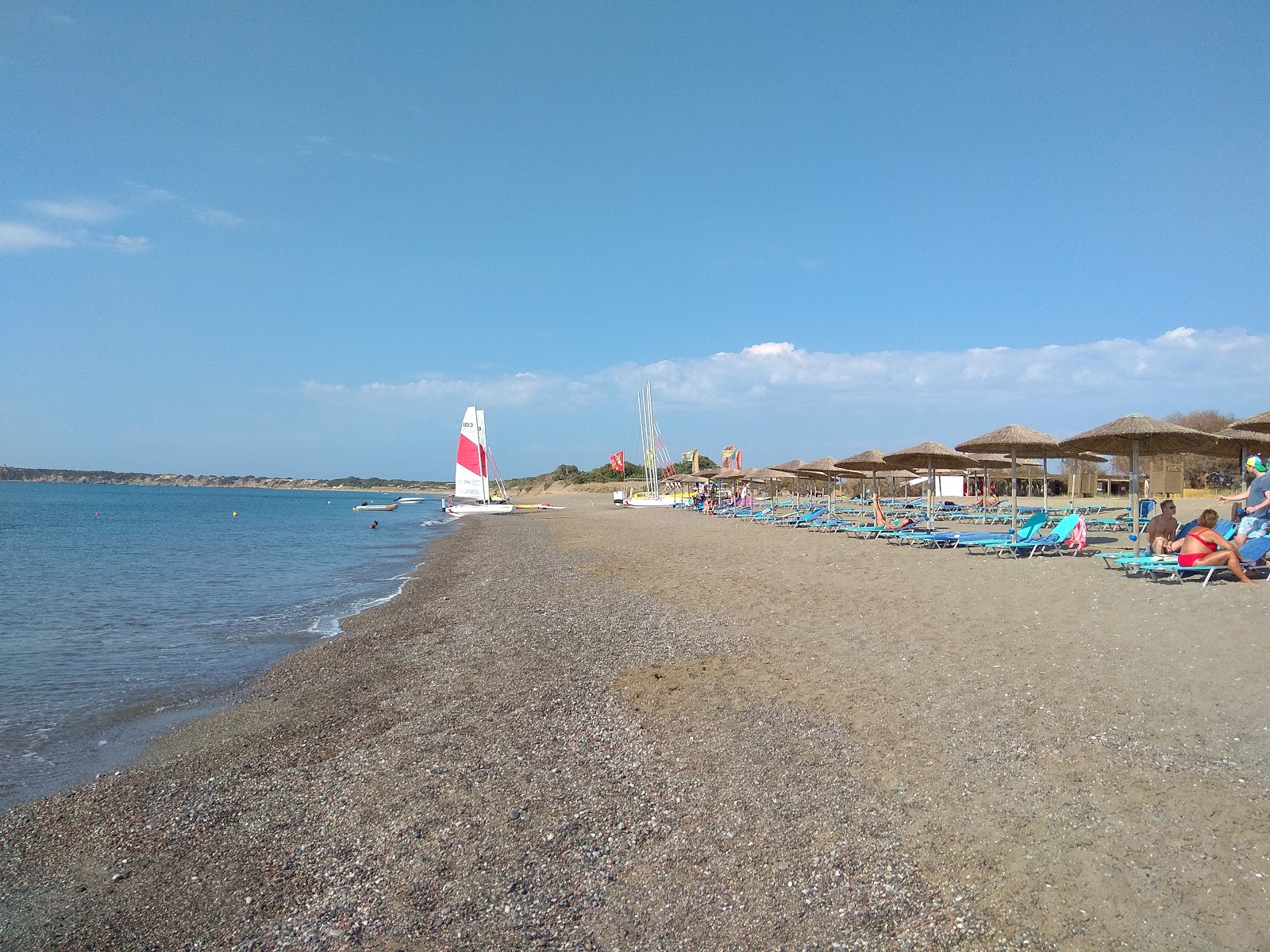 Foto di Paralia Plimmiriou con una superficie del sabbia nera e ciottoli